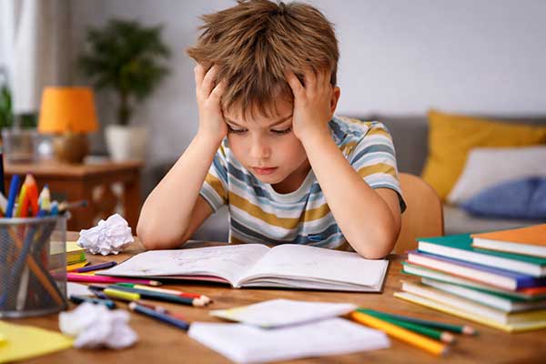 Kind mit ADHS wirkt überfordert und hat Schwierigkeiten sich zu konzentrieren