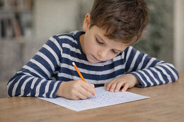 Kind löst konzentriert Sudoku – Förderung der Aufmerksamkeit bei ADHS ohne Bildschirm