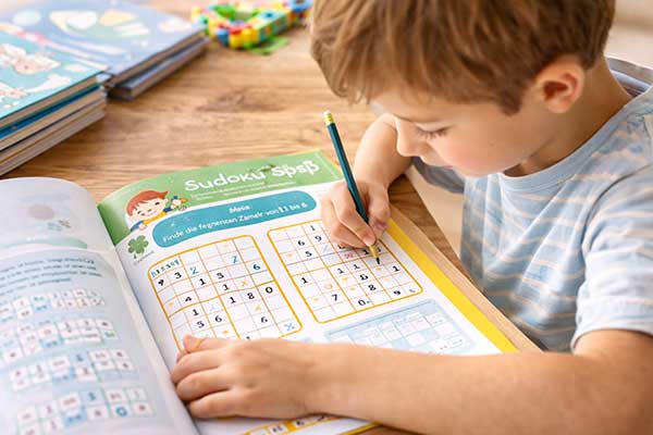 Kind löst Sudoku Rätsel zur Förderung der Konzentration