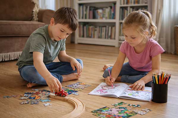 Kinder lösen Puzzle und malen konzentriert – sinnvolle und ruhige Alternative zur Bildschirmzeit
