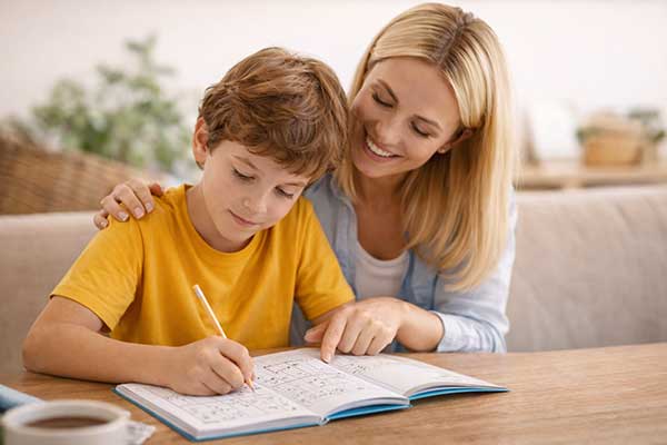 Mutter hilft ihrem Kind beim Sudoku lernen – Förderung von Konzentration, Fokus und logischem Denken bei Kindern in ruhiger Umgebung