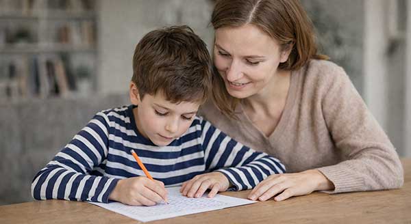 Kind löst Sudoku mit Mutter – spielerische Förderung der Konzentration bei ADHS ohne Bildschirm